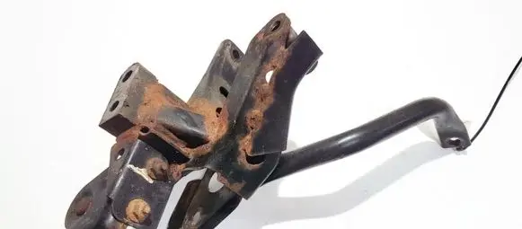 Nissan Almera Tino Engine mounting bracket
