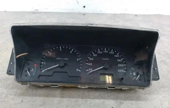 Land Rover Discovery Speedometer (instrument cluster) YAC114020