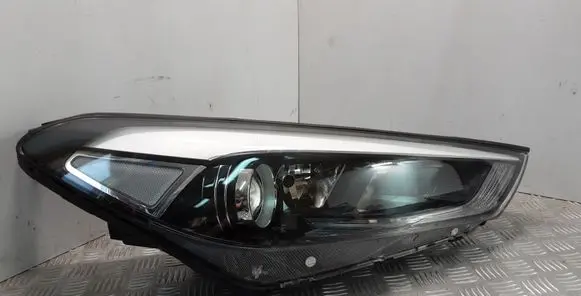 Hyundai Tucson TL Headlight/headlamp 92102D7100