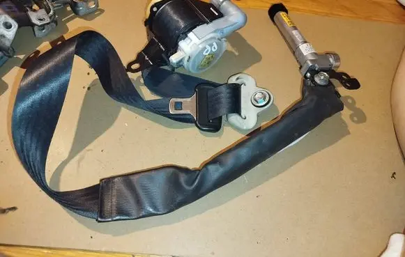 Mazda 3 II Front seatbelt 0438073 0269740
