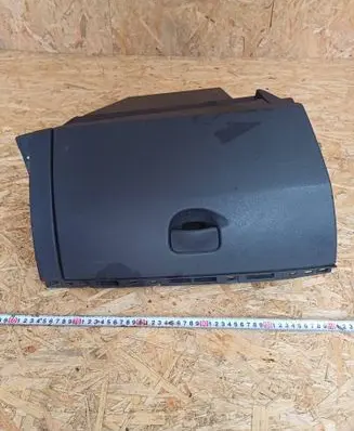 Renault Clio III Glove box 8200475691