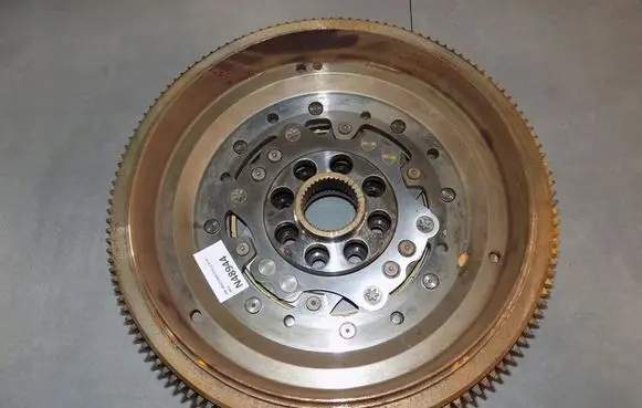Volkswagen Transporter - Caravelle T5 Dual mass flywheel 06J105266AF
