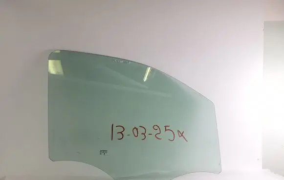 Opel Vivaro Front door window glass four-door 