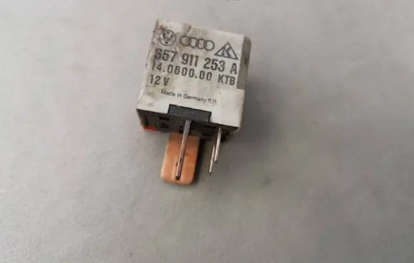 Volkswagen PASSAT B4 Other relay 357911253A 14060000