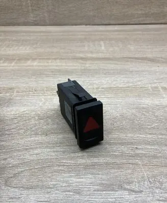 Volkswagen PASSAT B5 Hazard light switch 3B0953235D