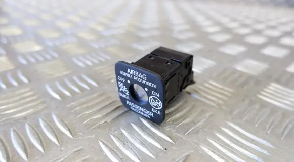 Passenger airbag on/off switch