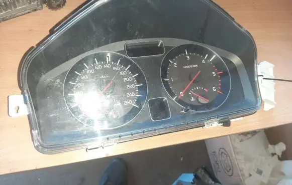 Volvo V50 Speedometer (instrument cluster) 30765311