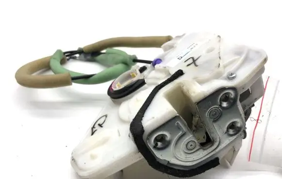 Mazda 3 II Front door lock 
