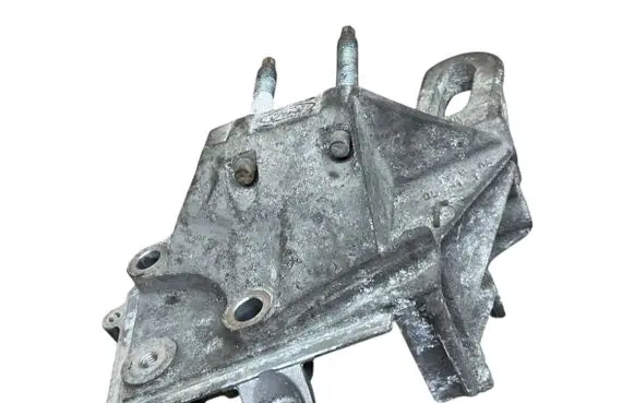 Engine mounting bracket