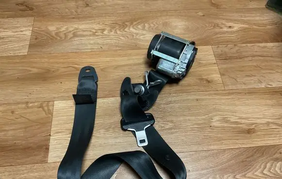 Citroen C4 I Front seatbelt 040066
