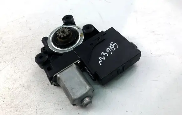 Volvo S40 Front door window regulator motor 979040100
