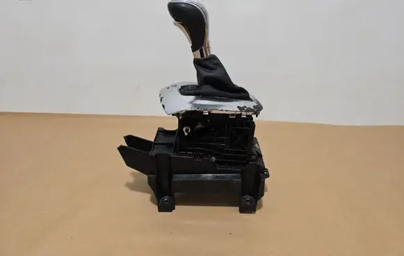 Opel Mokka Gear shifter/selector 527903903