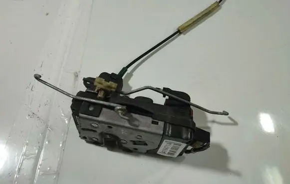 Opel Zafira B Front door lock 13210744