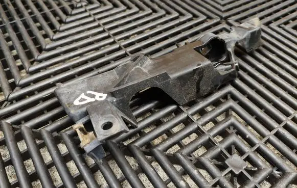 Audi A6 C7 Front bumper mounting bracket 4G0807284