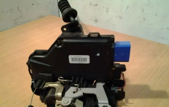 Volkswagen Phaeton Front door lock 3D1837016