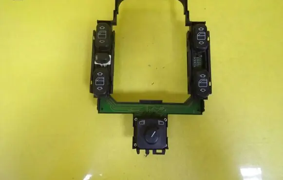 Mercedes-Benz E W210 Electric window control switch 2108200110 A2108200110