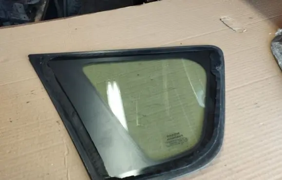 Nissan Note (E11) Rear side window 43R001583