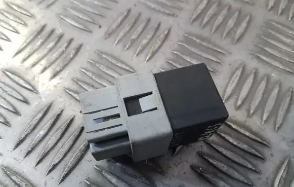 Volvo S40, V40 Other relay MB953394 72HM100