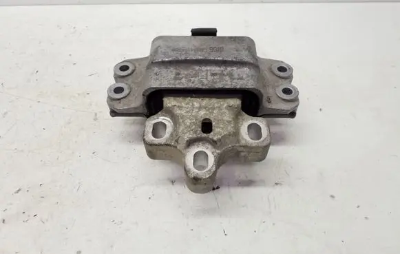 Volkswagen Tiguan Engine mount bracket 3C0199555