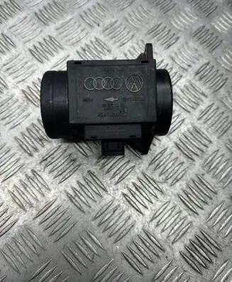 Volkswagen PASSAT B5 Mass air flow meter 71822101 074906461