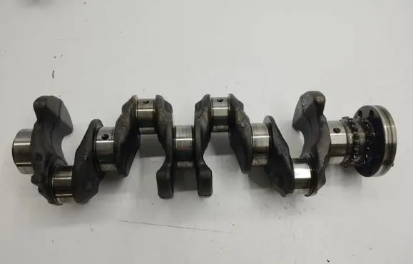 Toyota Avensis T270 Crankshaft 781298504