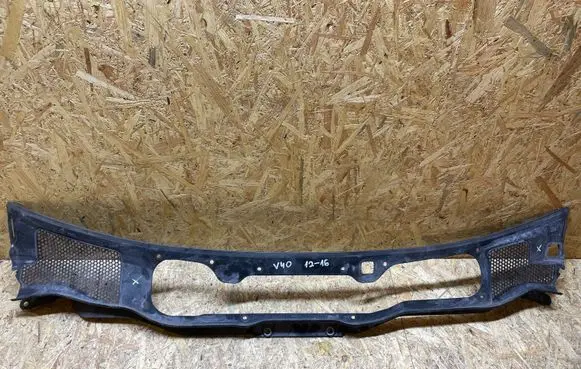 Volvo V40 Windshield trim