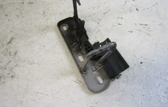 Volkswagen Golf VI Engine bonnet/hood lock/latch loop/hook 1Q0823480