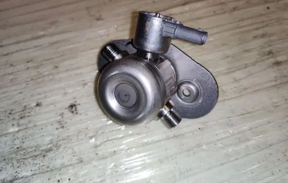BMW 2 F45 Fuel injection high pressure pump 7636881