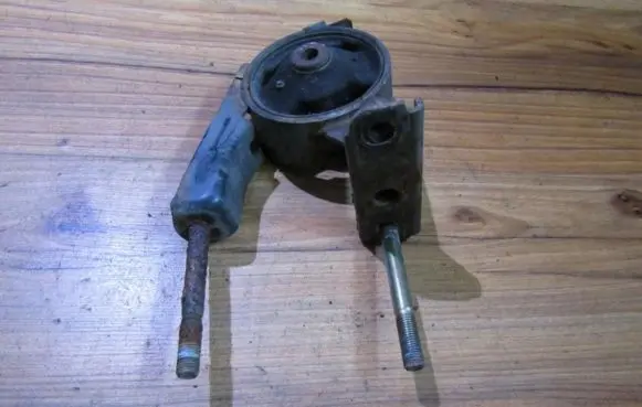 Toyota Yaris Engine mount bracket