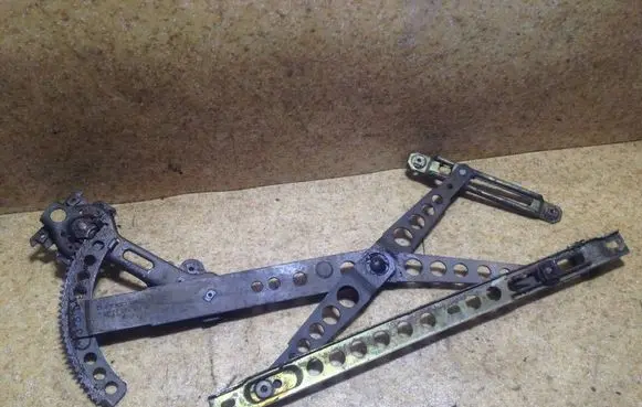 Mercedes-Benz W123 Front door manual window regulator 1237202246