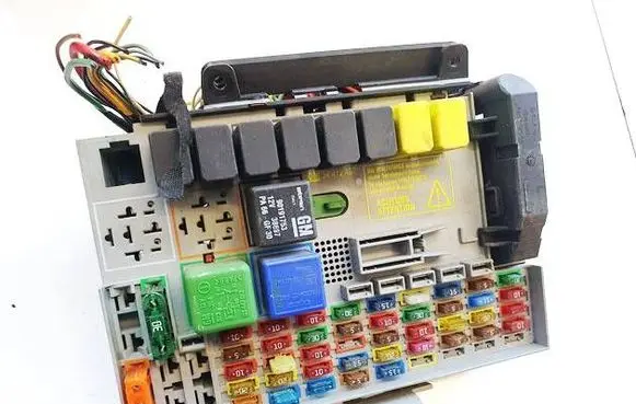 Mercedes-Benz A W168 Fuse box set 24431677 24412497