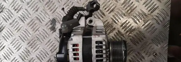 Toyota Avensis T270 Generator/alternator 401821912