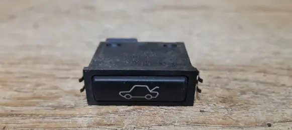 BMW 3 E46 Tailgate opening switch 61318365579