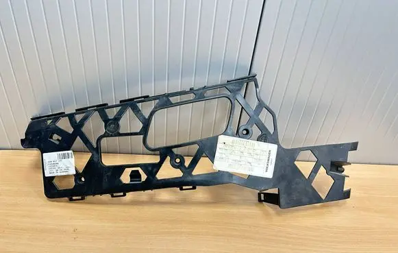 Volkswagen PASSAT CC Front bumper mounting bracket 3C8807177