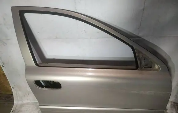 Volvo XC70 Front door rudos