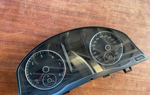 Volkswagen Golf Plus Speedometer (instrument cluster) 5M0920873A