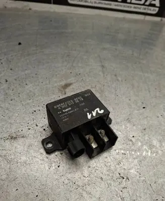 Mercedes-Benz C W203 Charging relay A0025423819 V23132A2001X14