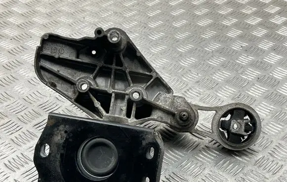 Opel Vivaro Engine mount bracket 8200003828K 91165673