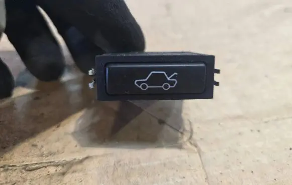 Tailgate opening switch