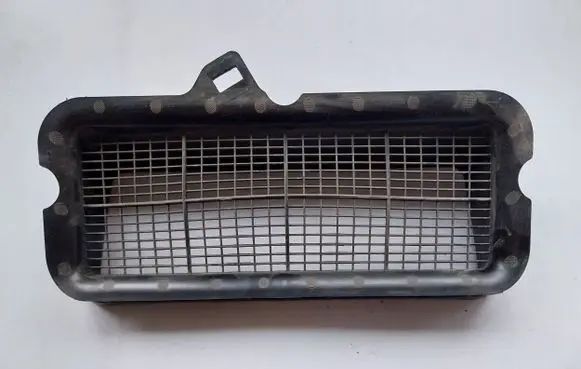 Quarter panel pressure vent