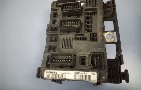 Citroen C5 Fuse module 9643498780