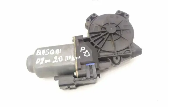 Nissan Qashqai Front door window regulator motor 402034E