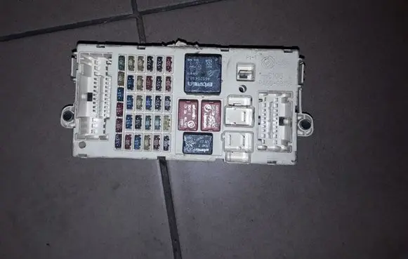 Alfa Romeo 147 Fuse module 467463750 NPL93702M 46558758