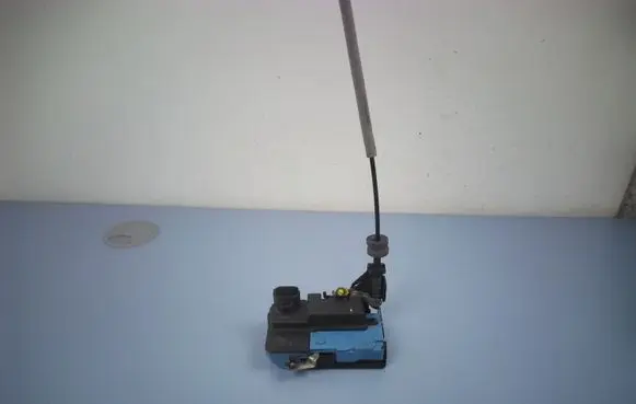 Volvo V70 Front door lock 8650546