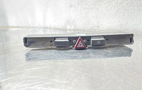 Opel Astra H Hazard light switch 13100105