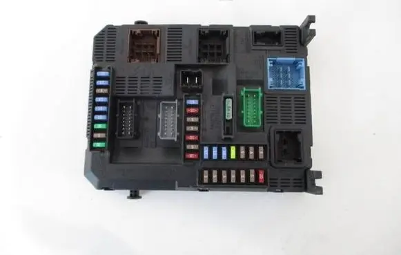 Peugeot 308 Central body control module 9807054180