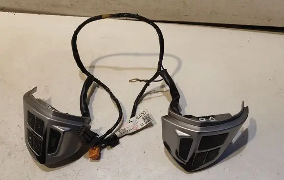 Steering wheel buttons/switches