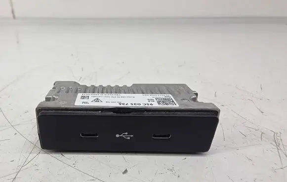 Porsche Cayenne (9Y0 9Y3) USB socket connector 95C035736