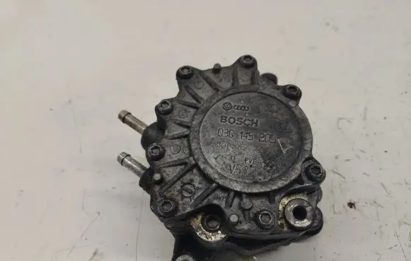 Volkswagen Golf V Vacuum pump 03G145209 030305A V512