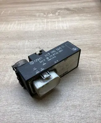 Volkswagen PASSAT B4 Coolant fan relay 357919506D 898722000